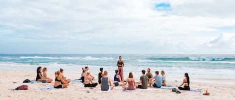 Una playa cerca, sombrillas, toallas de playa, surf