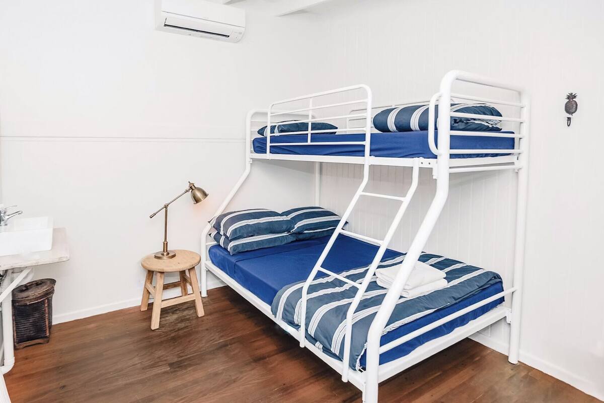 Twin Room with shared Bathroom | Blackout drapes, bed sheets
