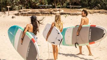Plage à proximité, parasols, serviettes de plage, surf