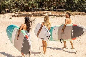 Vlak bij het strand, parasols, strandlakens, surfen