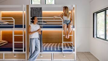 Rideaux d’obscurcissement, literie fournie