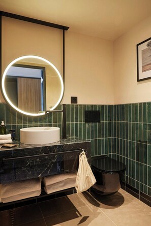 Kamer, 1 queensize bed | Badkamer | Een haardroger, badjassen, pantoffels, handdoeken