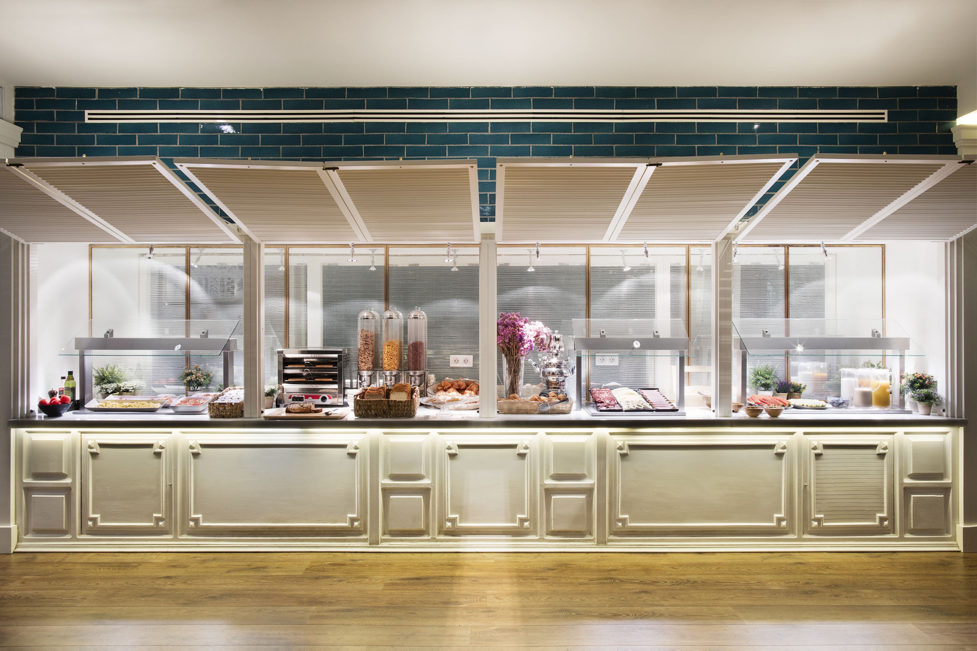 Café da manhã com buffet todos os dias (EUR 23 por pessoa) 