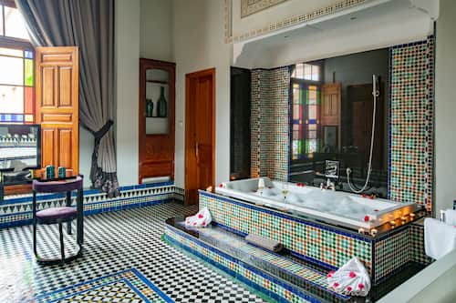 Kostenlose Toilettenartikel, Haartrockner, Bademäntel, Hausschuhe