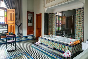 Produtos de toalete grátis, secador de cabelo, roupões de banho 