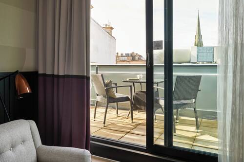 Hypo-allergenic bedding, in-room safe, desk, laptop workspace