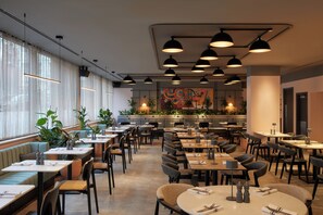 Déjeuner, dîner et souper servis sur place