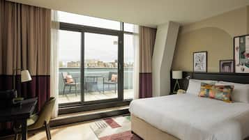 Habitación estándar, 1 cama de matrimonio grande, balcón, vistas a la ciudad (Refurbished) | Caja fuerte, escritorio, espacio para trabajar con un portátil