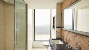 Room, 1 King Bed, City View, Corner (Super King, Refurbished, Balcony) | Bathroom