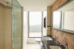 Room, 1 King Bed, City View, Corner (Super King, Refurbished, Balcony) | Bathroom
