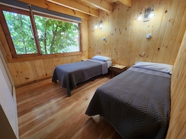 Comfort Cabin | In-room safe, iron/ironing board (on request), cribs (free), WiFi (free)