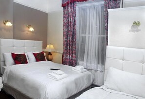 Shower, free toiletries, hair dryer, towels - Classic Hyde Park Hotel (London)