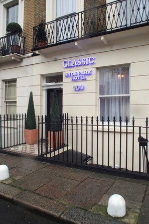 Front of property - Classic Hyde Park Hotel (London)