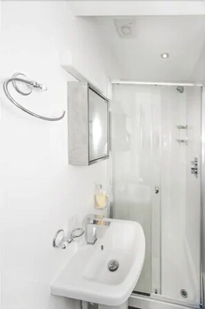 Camera singola | Bagno | Doccia, set di cortesia gratuito, asciugacapelli, asciugamani