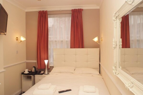 Soundproofing, iron/ironing board, free WiFi, bed sheets - Classic Hyde Park Hotel (London)