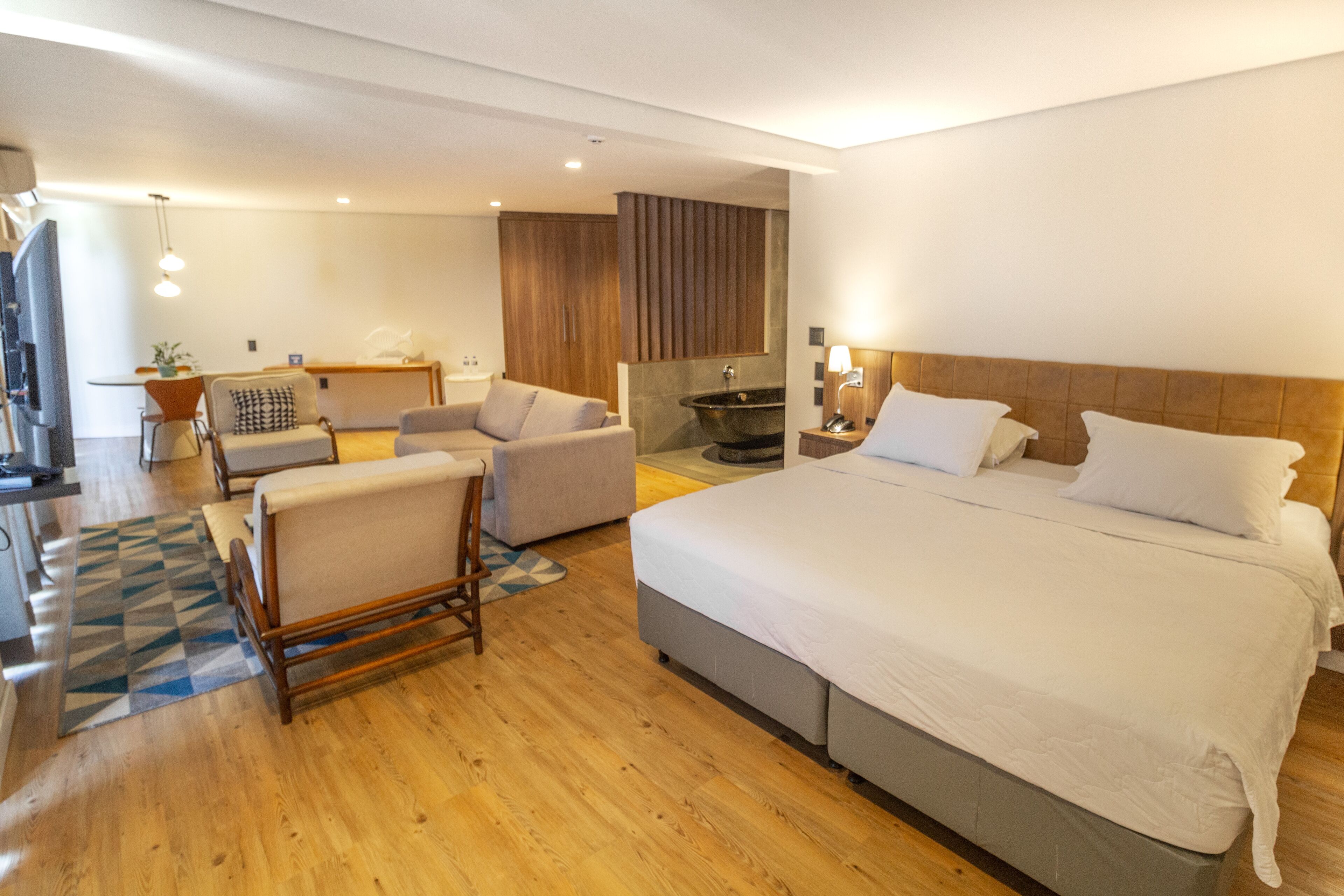 premium room, bathtub | 1 bedroom, minibar, in-room safe, desk