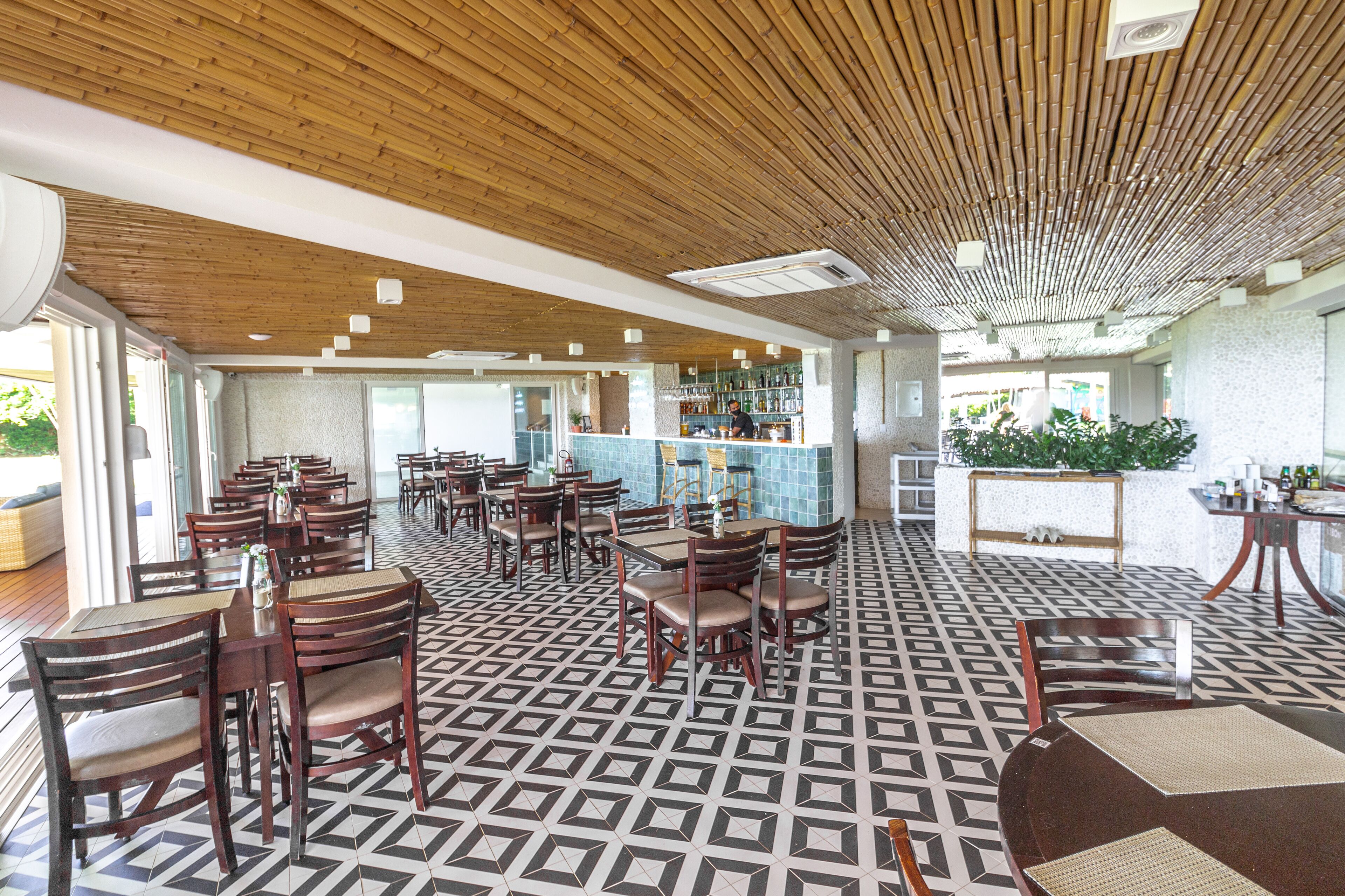 breakfast, lunch, dinner served; sea views