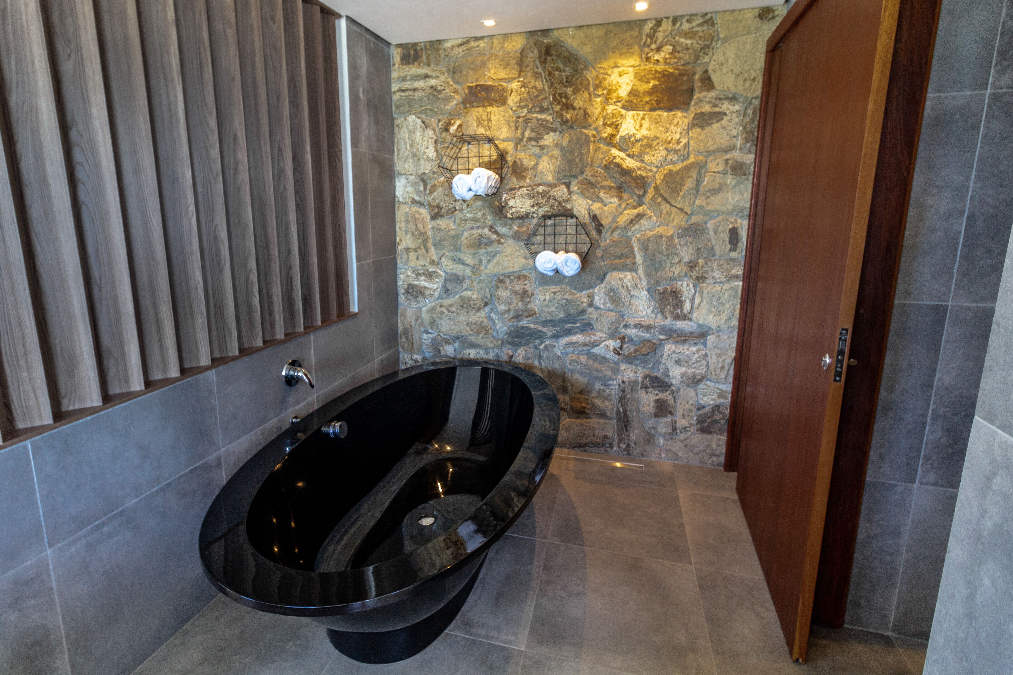 premium room, bathtub | 1 bedroom, minibar, in-room safe, desk