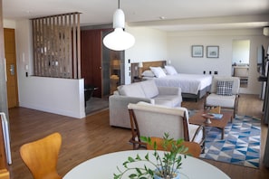 Habitación Premium, bañera | Minibar, caja fuerte, escritorio y cortinas opacas