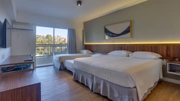 Minibar, caja de seguridad en la habitación y escritorio