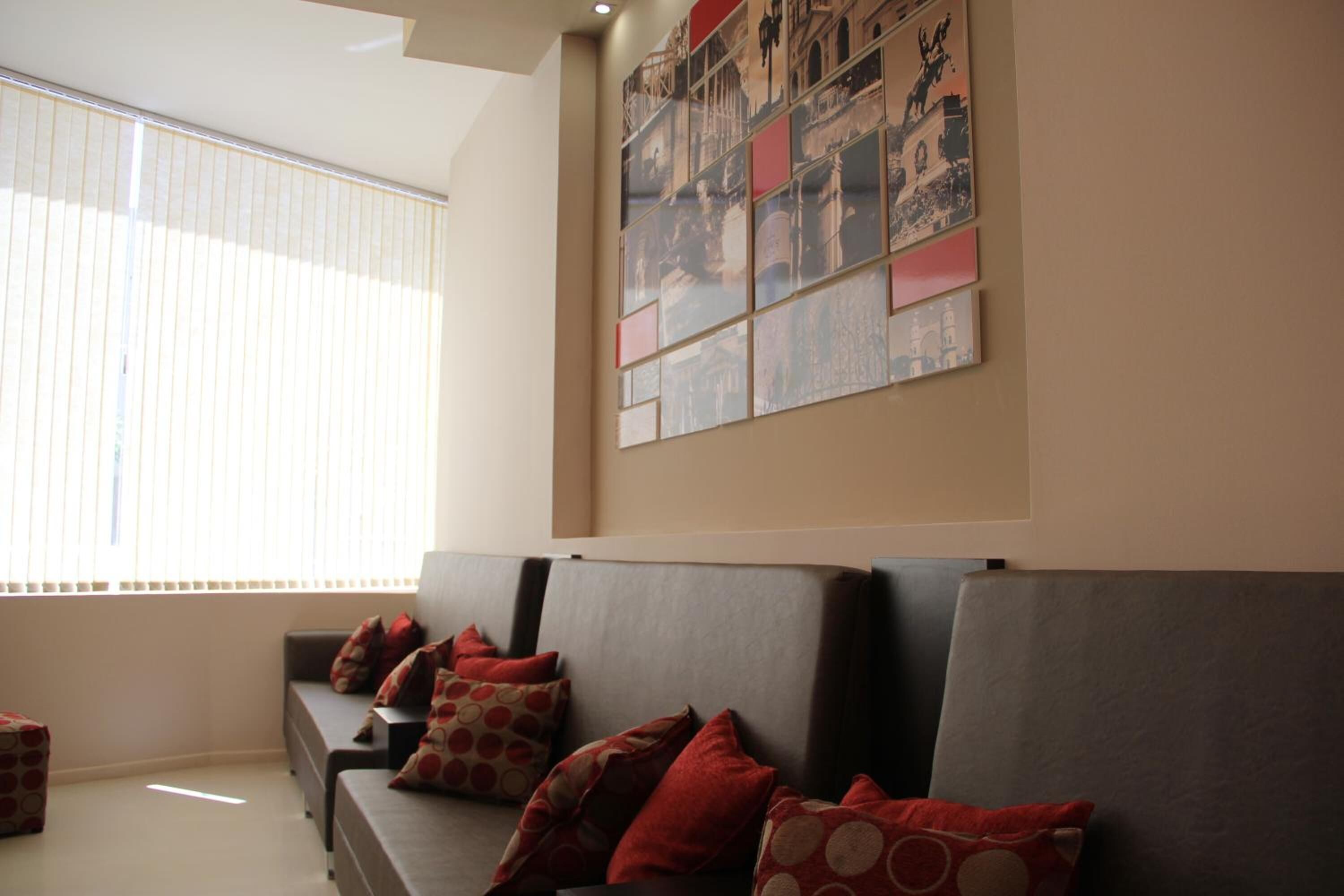 32-tommers fladskærms-tv med kabelkanaler, tv