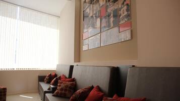 32-tommers fladskærms-tv med kabelkanaler, tv