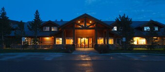 Headwaters Lodge & Cabins at Flagg Ranch