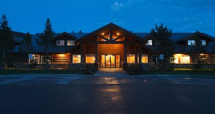 Headwaters Lodge & Cabins at Flagg Ranch