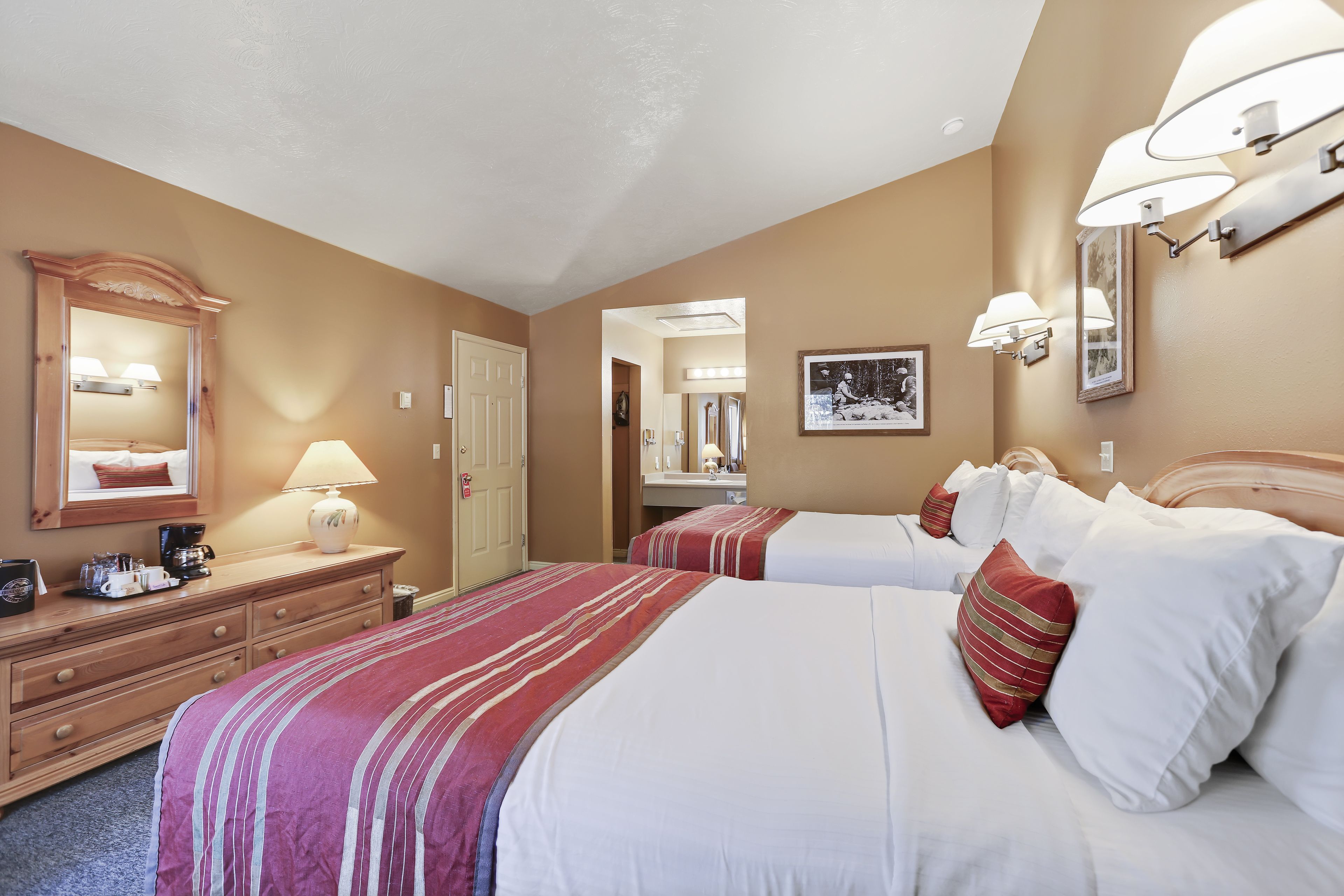 standard cabin, 2 queen beds | 1 bedroom