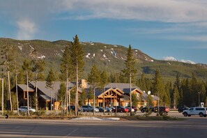 Property entrance - Headwaters Lodge & Cabins at Flagg Ranch (Moran)