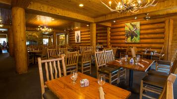 Sarapan, makan tengah hari, makan malam dihidangkan; masakan Amerika