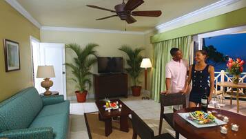 Suite, 1 Bedroom, Oceanfront | Hypo-allergenic bedding, in-room safe, desk, blackout drapes