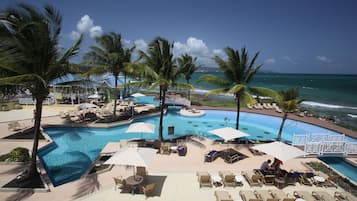 3 piscines extérieures, parasols de plage, chaises longues