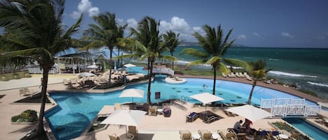 3 piscines extérieures, parasols de plage, chaises longues