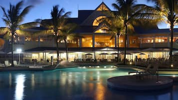 3 outdoor pools, pool umbrellas, sun loungers