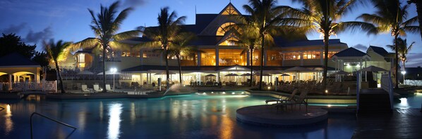 3 outdoor pools, pool umbrellas, pool loungers