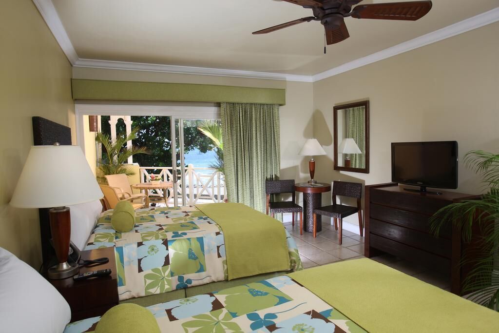 Hypo-allergenic bedding, in-room safe, desk, blackout curtains