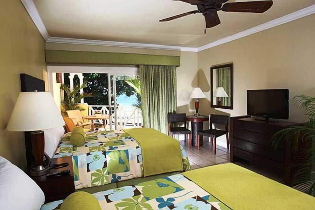 Hypo-allergenic bedding available, in-room safe, desk, blackout drapes