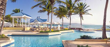 3 piscines extérieures, parasols de plage, chaises longues