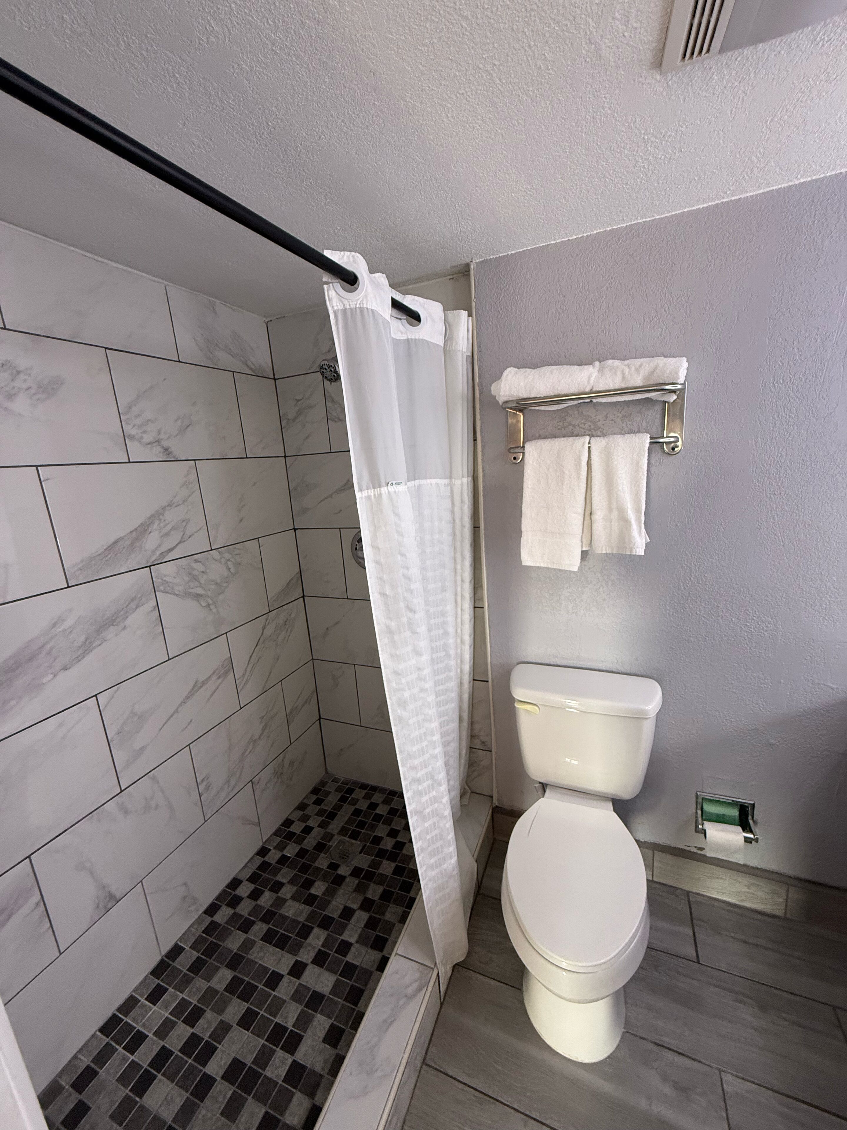 Executive Inn and Kitchenette Suites — photo 11