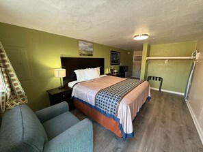 Room, 1 King Bed, Smoking | 1 bedroom, premium bedding, Tempur-Pedic beds, desk
