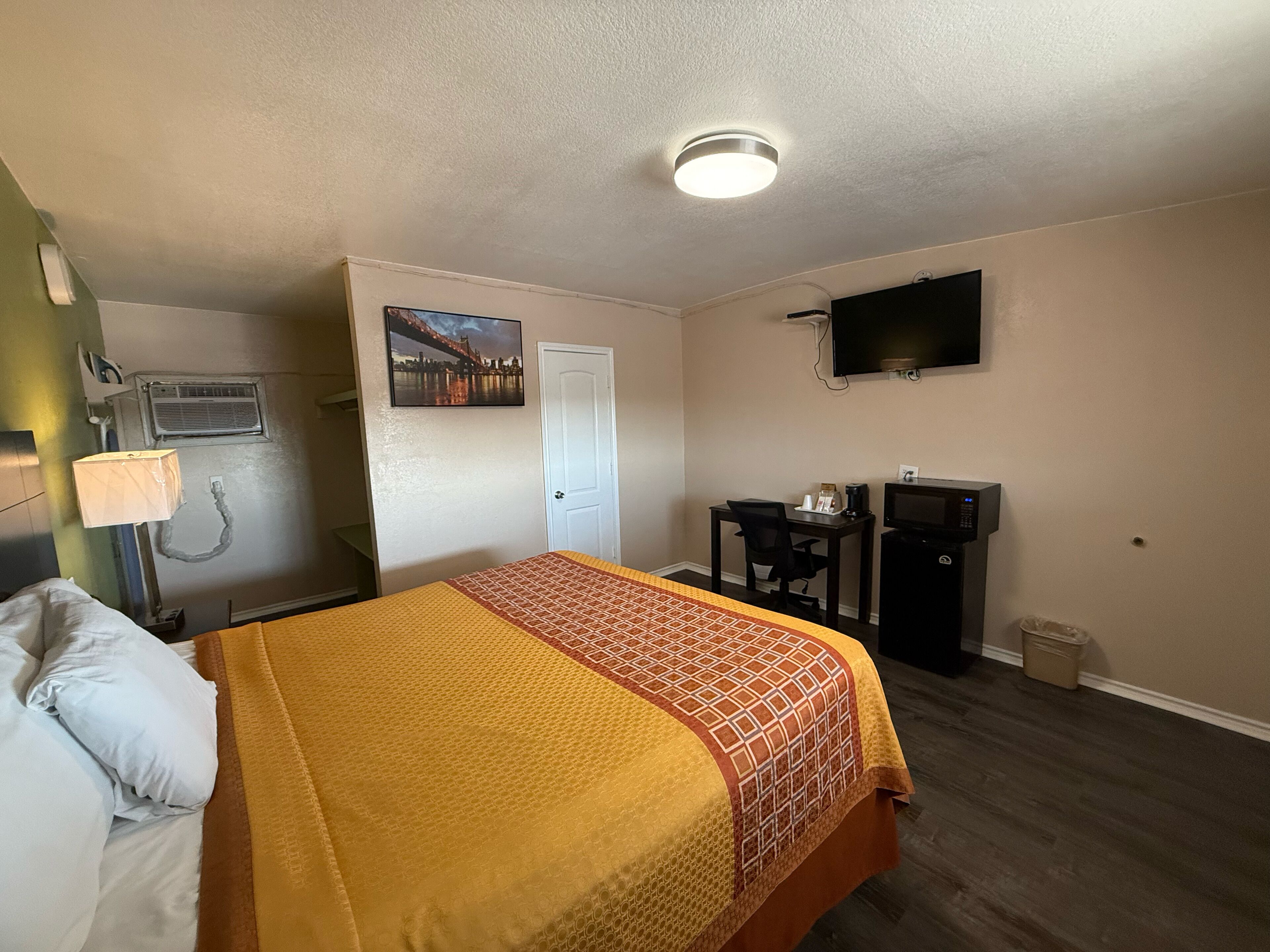 Executive Inn and Kitchenette Suites — photo 13