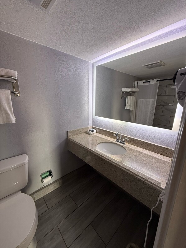 Free toiletries, hair dryer, towels - Executive Inn and Kitchenette Suites (Eagle Pass)
