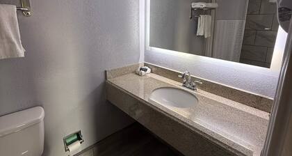 Executive Inn and Kitchenette Suites