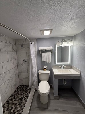 Free toiletries, hair dryer, towels - Executive Inn and Kitchenette Suites (Eagle Pass)