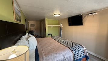 Room, 1 King Bed, Non Smoking | 1 bedroom, premium bedding, Tempur-Pedic beds, desk