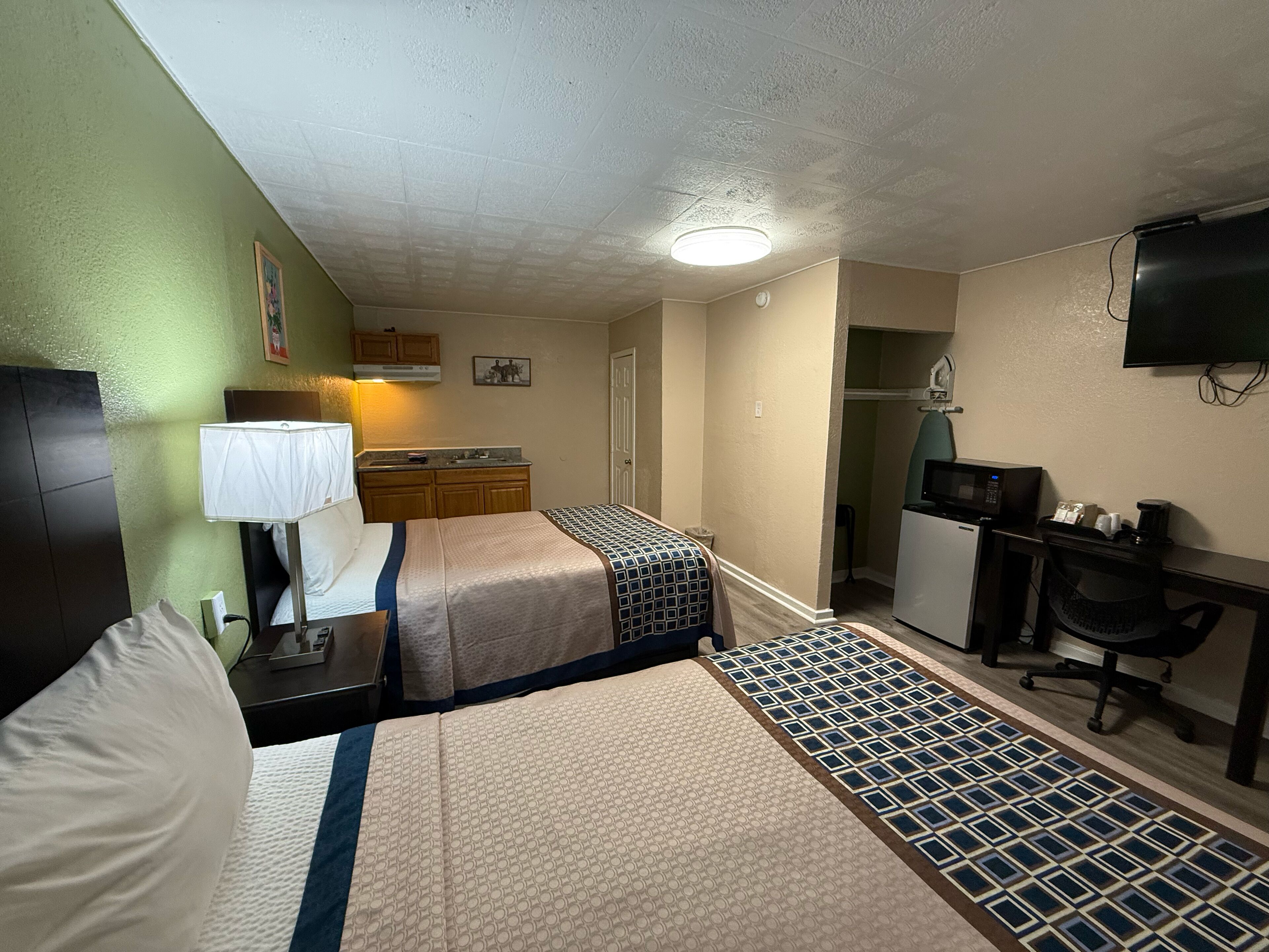 Executive Inn and Kitchenette Suites — photo 10