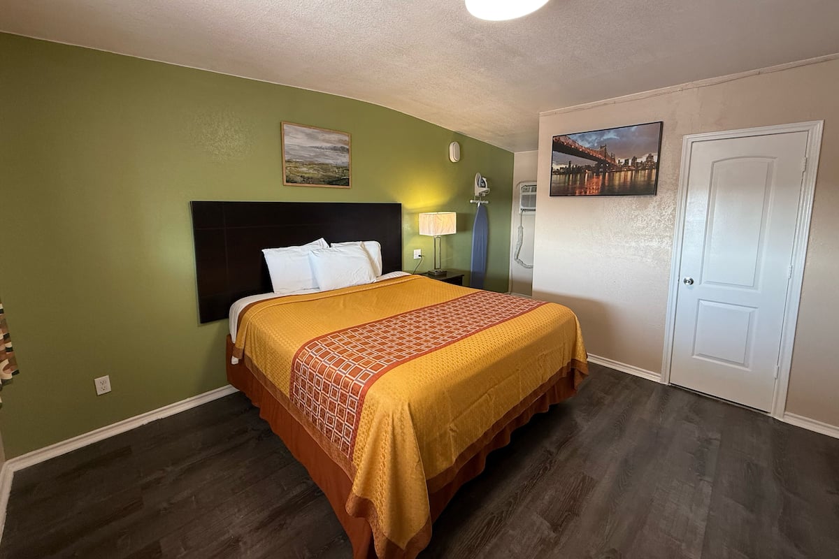 Room, 1 King Bed, Non Smoking | 1 bedroom, premium bedding, Tempur-Pedic beds, desk