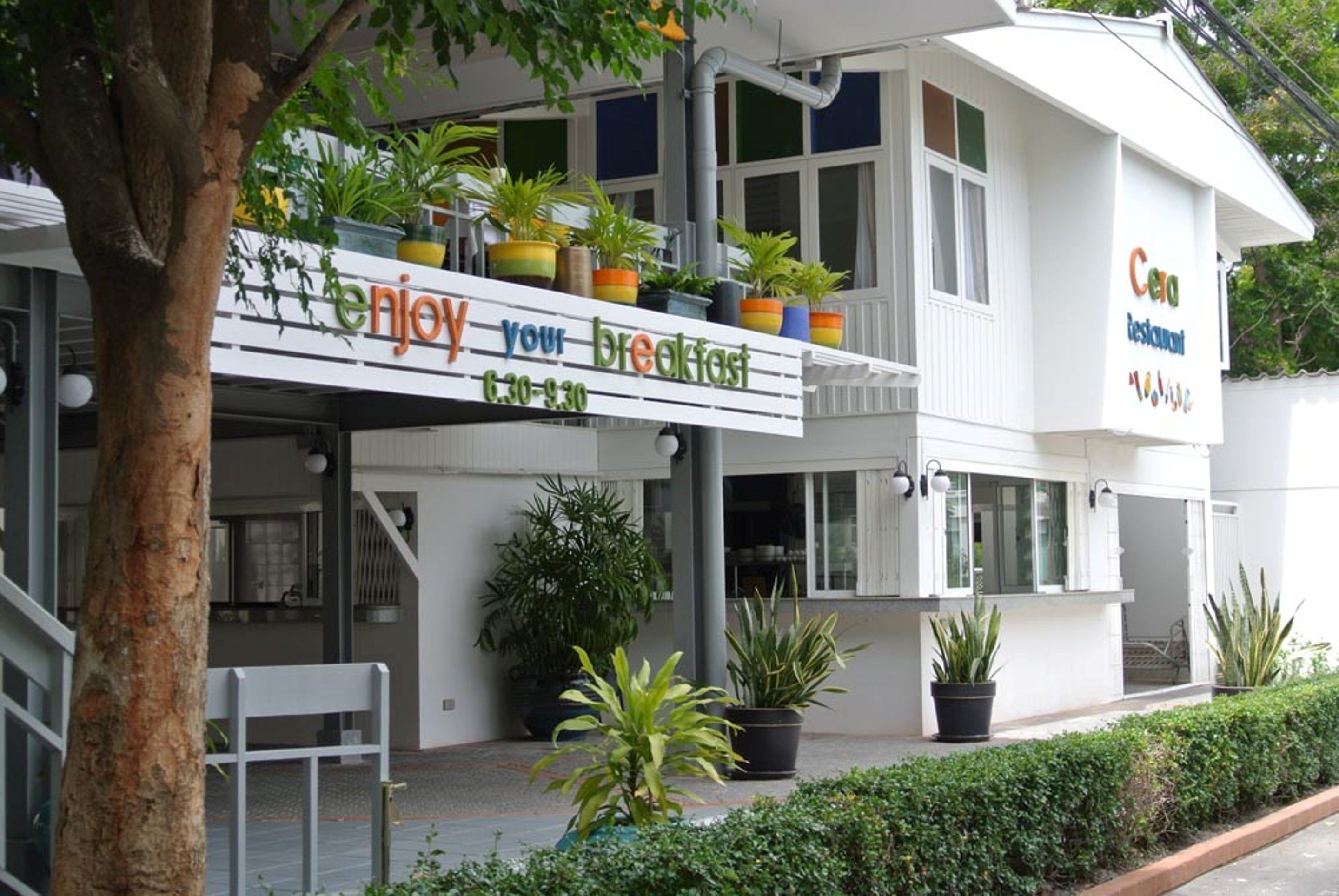 daily cooked-to-order breakfast (thb 300 per person)