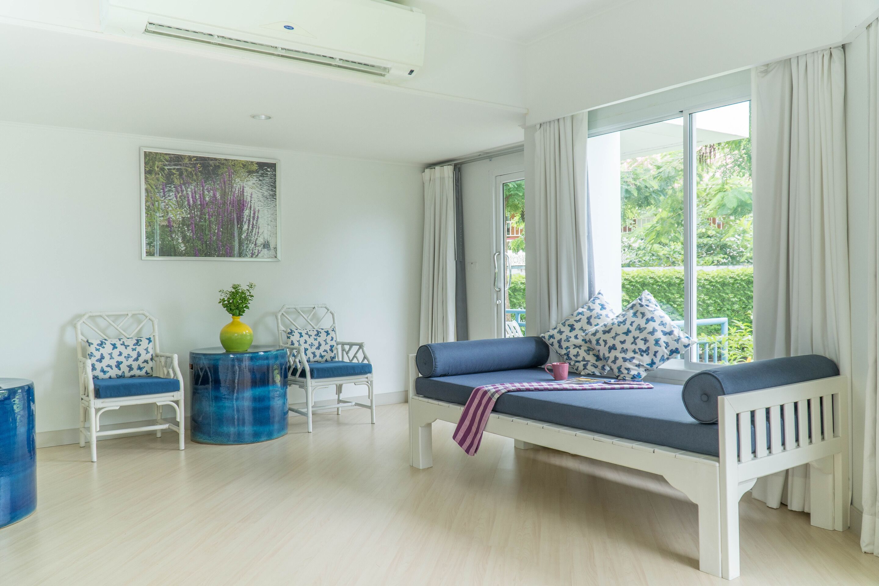 suite | living area | lcd tv